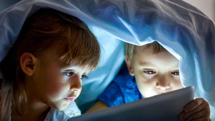 أطفال يستخدمون الإنترنت - صورة أرشيفية