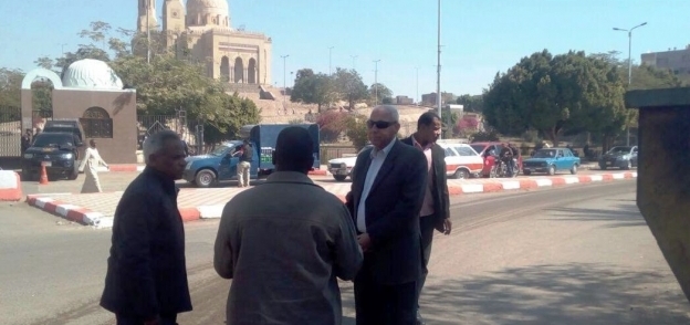 محافظ أسوان يتفقد شوارع المدينة يرافقه رئيس مدينة أسوان