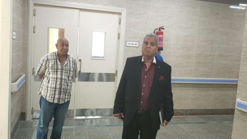 الدكتور أحمد البتاجى وكيل وزارة الصحة بمطروح خلال تفقدة إحدى المنشآت الطبية