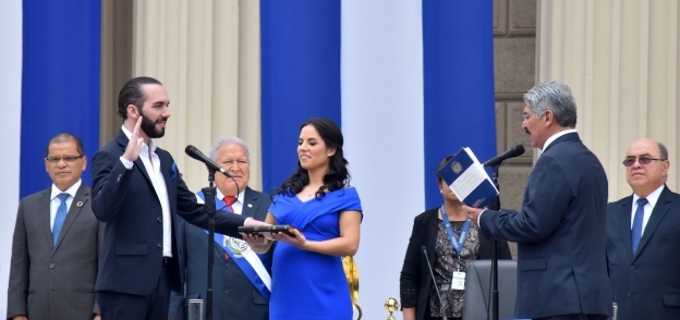 رئيس السلفادور نجيب بوكيلي أثناء أداءه اليمين الدستورية