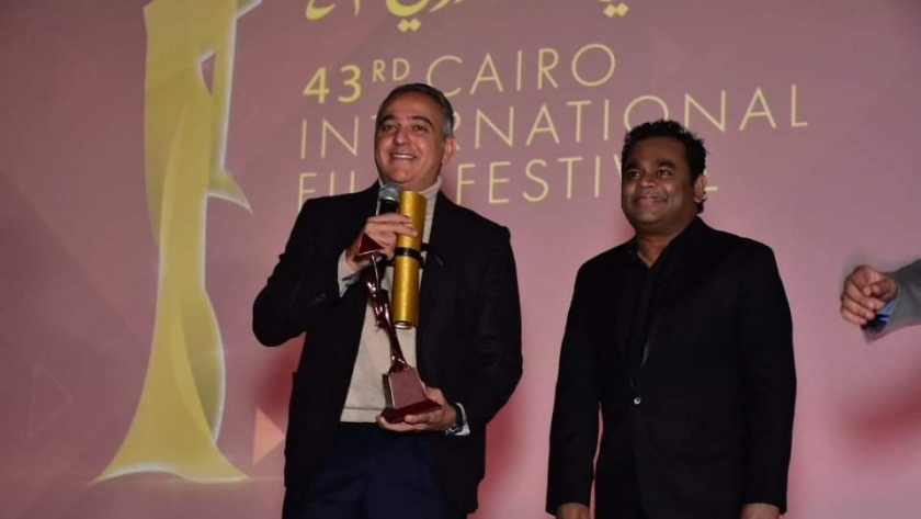 محمد حفظي رئيس مهرجان القاهرة السينمائي يكرم الموسيقار الهندي