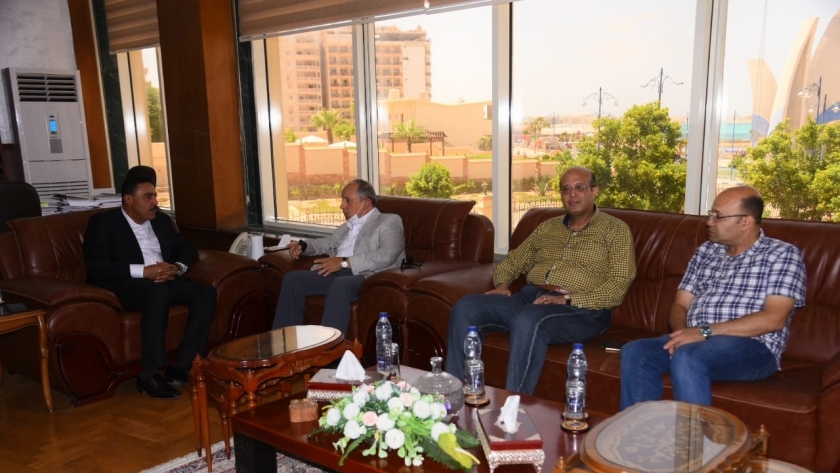 محافظ مطروح خلال لقائة مع الدكتور عصام قطابع ومدير البنك الأهلى بمطروح