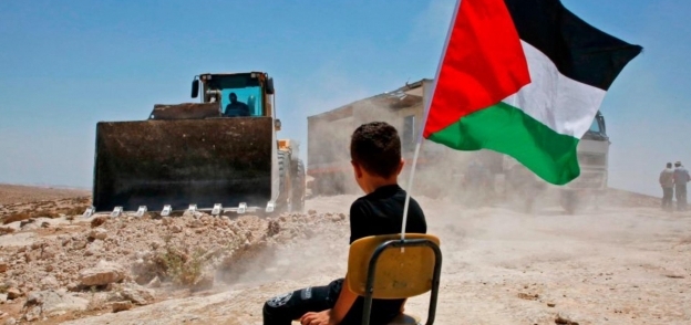 طفل فلسطيني يتصدى لجرافة إسرائيلية - صورة أرشيفية