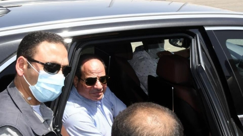 الرئيس السيسي مع المواطنين خلال جولة تفقدية