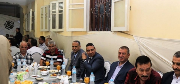 محافظ كفر الشيخ يتناول الإفطار مع اهالي "شباس الملح " في دسوق