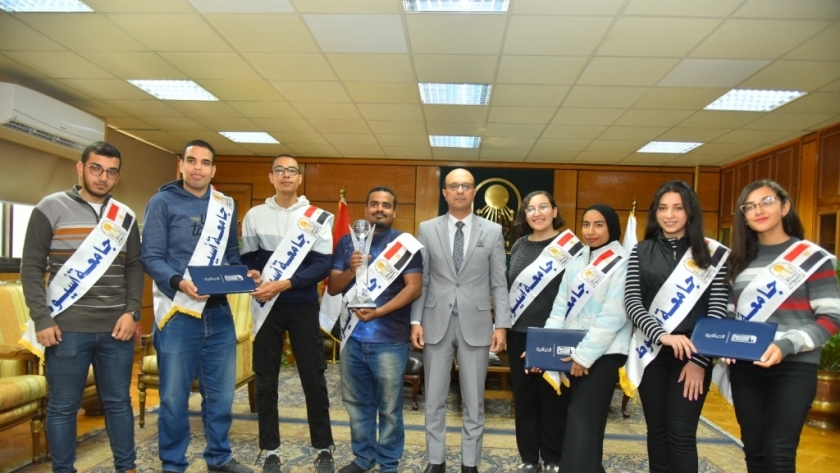 رئيس جامعة اسيوط يكرم الفائزين بالمركز الاول في عباقرة الجامعات