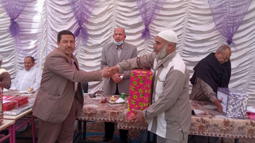 «فانوس رمضان» هدية الطلاب لمدير مدرسة بلغ سن التقاعد في بني سويف