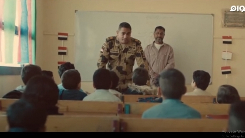 مشهد زيارة منسي لإحدى مدارس سيناء