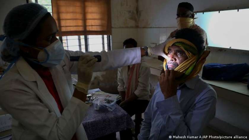 طبيبة تفحص مصابات بالفطر الأسود فى الهند