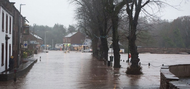 بالصور| الأمطار تغرق بريطانيا.. والإعلان عن أول حالة وفاة نتيجة العاصفة "ديزموند"