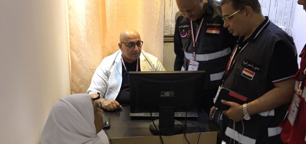الدكتور محمد شوقي رئيس البعثة الطبية للحج في جولة بعيادات البعثة