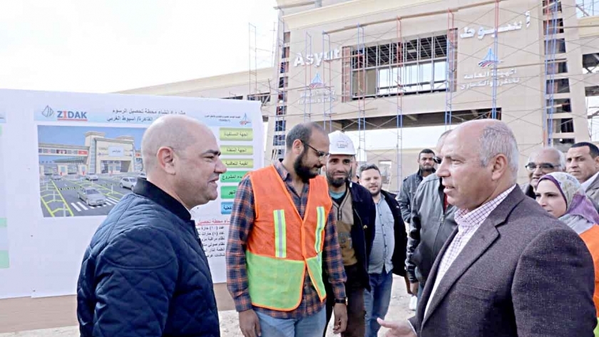 الوزير خلال الجولة متابعة أعمال تطوير المرحلة الأولى من  طريق  "القاهرة – أسوان