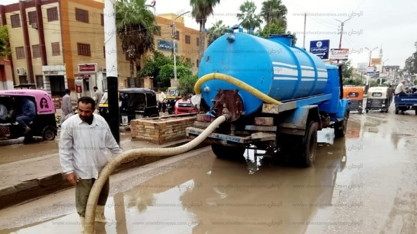 سحب مياه الامطار من شوارع كفر الشيخ