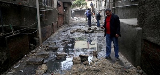 مياه المجارى تغرق شوارع منطقة عزيز عزت بإمبابة