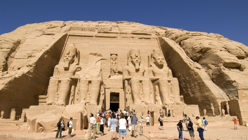 سياح أجانب خلال زيارتهم لأحد المناطق الأثرية بمصر