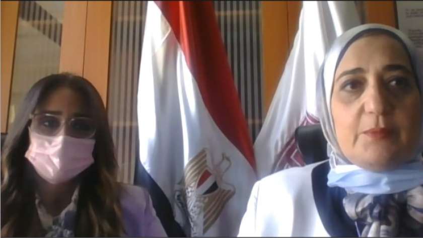 د. جيهان صالح، المستشار الاقتصادي لرئيس الوزراء، ود. شيرين الشواربي خلال منتدى سياسات المستقبل