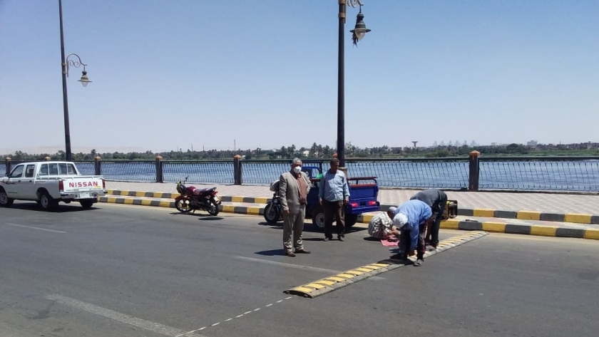كيف واجهت بني سويف مشكلة السرعة الزائدة للسيارات بطريق كورنيش النيل؟