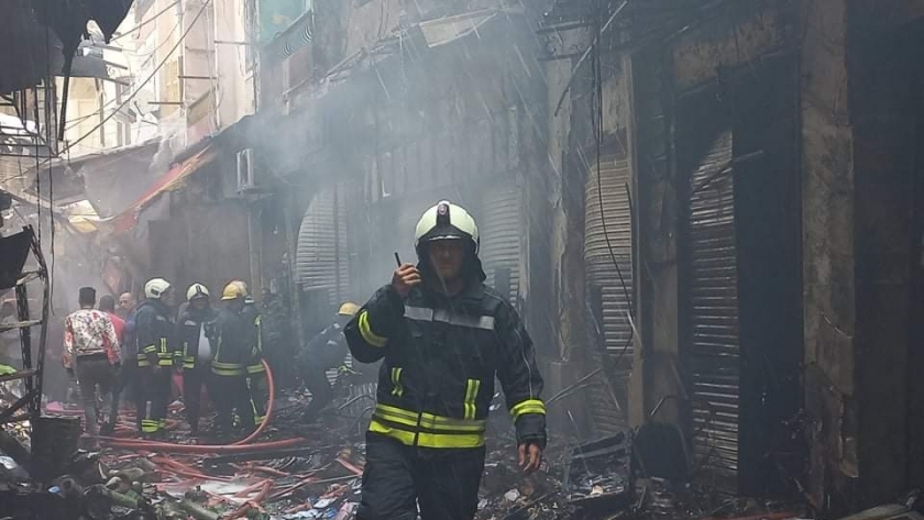 تعامل الحماية المدنية مع حريق سوق الورق في المنشية بالإسكندرية