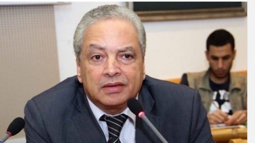 إكرام بدر الدين، أستاذ العلوم السياسية بجامعة القاهرة