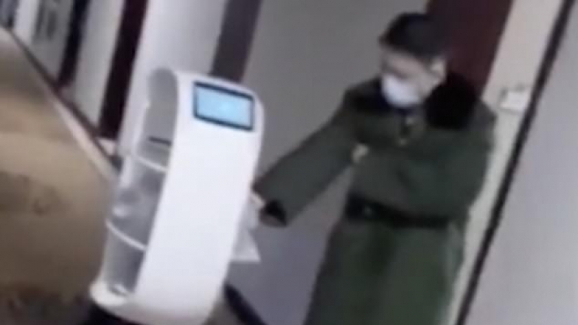 الصين تلجأ إلى الروبوت لتوصيل الطعام للمرضى بـ"كورونا"