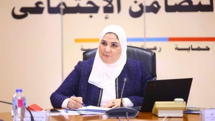 وزيرة التضامن نيفين القباج خلال ترأسها اجتماع «تعزيز التربية الإيجابية»