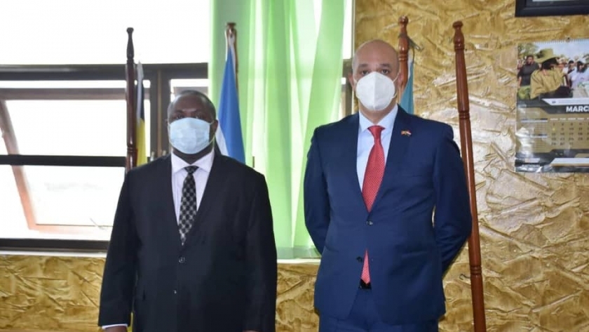السفير المصري في كمبالا يلتقي بوزير الدفاع الأوغندي.