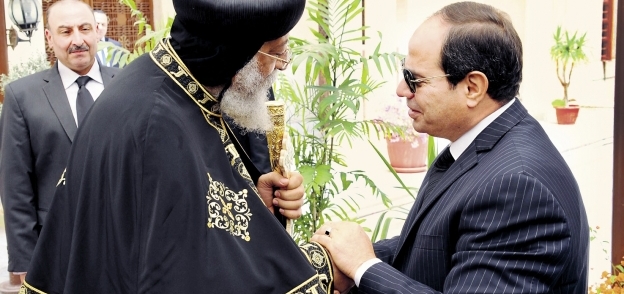 الرئيس يقدم العزاء للبابا «تواضروس» خلال زيارته للكاتدرائية