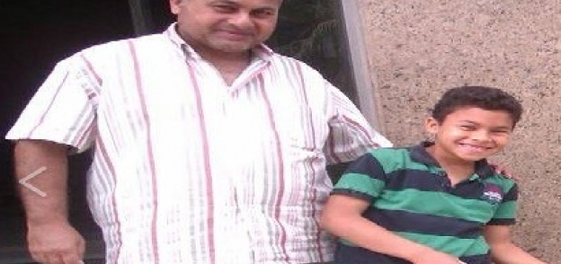 «أحمد» مع والده