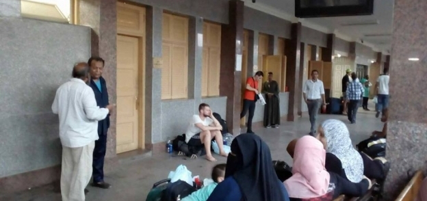تكدس مسافرين أجانب ومصريين على محطة أسوان بعد إضراب سائقى القطارات