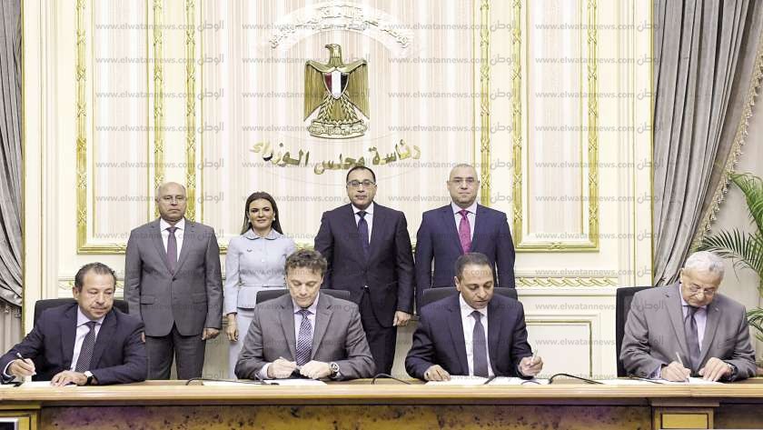 رئيس الوزراء أثناء توقيع عقد «مونوريل» للعاصمة الإدارية وأكتوبر
