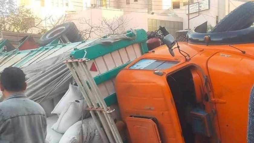 انقلاب سيارة نقل ثقيل بطنطا