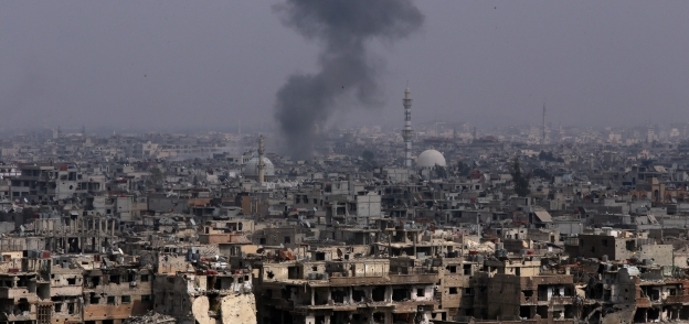 أعمدة الدخان تتصاعد من أحد المواقع السورية