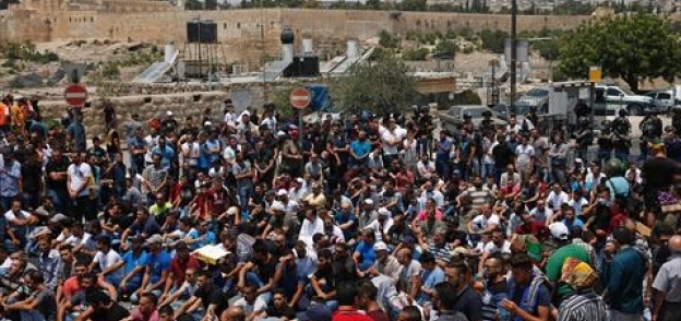 بالصور| الفسلطينيون يصلون حول "الأقصى" بعد منع قوات الاحتلال دخولهم