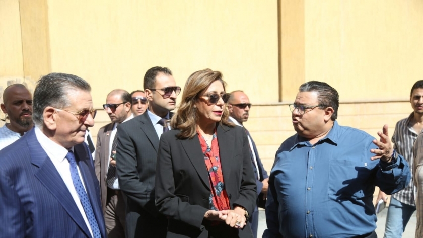 الدكتورة نيفين الكيلاني وزيرة الثقافة خلال جولتها في السيرك القومي