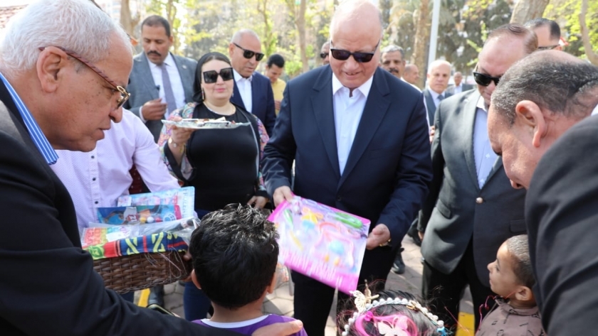 محافظ القاهرة يوزع الهدايا  والحلوى على الأطفال