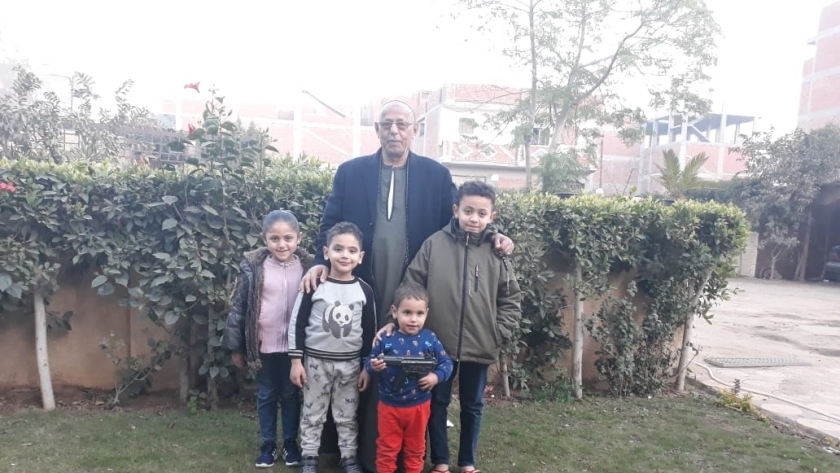 الحاج منصور قدح مع احفاده