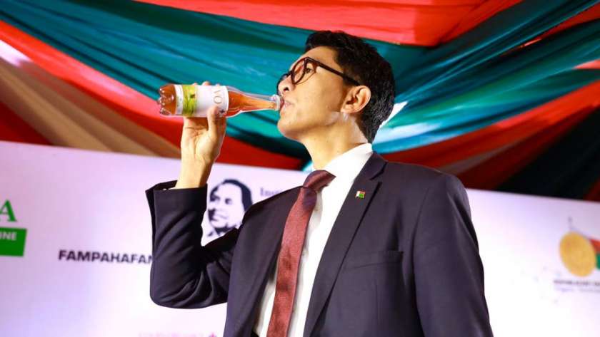 رئيس مدغشقر أثناء تناول مشروب الشيح