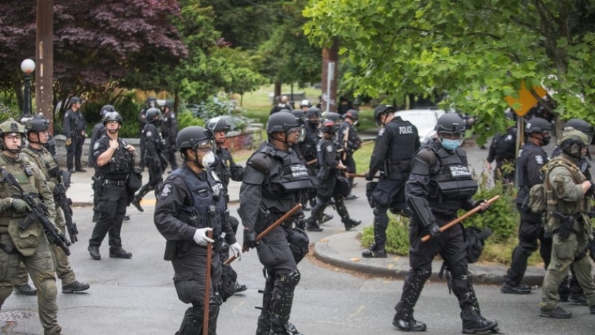 الشرطة الأمريكية خلال تصديها للاحتجاجات ضد مقتل جورج فلويد (أرشيفية)