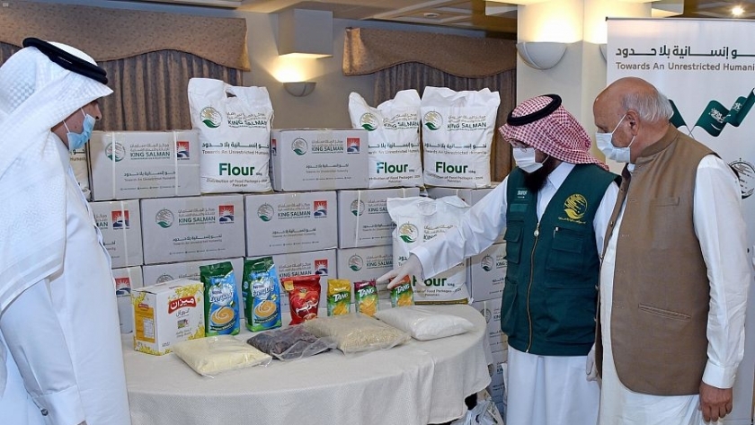 صورة لتدشين مركز الملك سلمان للإغاثة مشروع توزيع 20,000 سلة غذائية لشهر رمضان في باكستان
