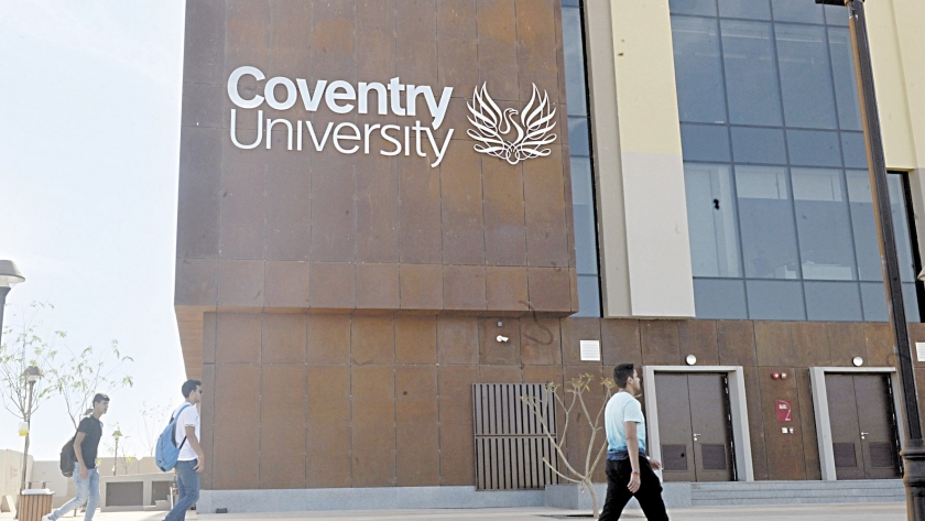 الطلاب يتوافدون إلى جامعة «كوفنترى»