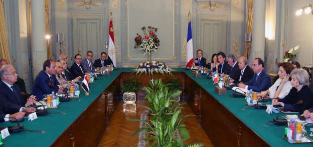 إحدى جلسات المباحثات بين مصر وفرنسا بحضور الرئيس عبدالفتاح السيسى ونظيره الفرنسى