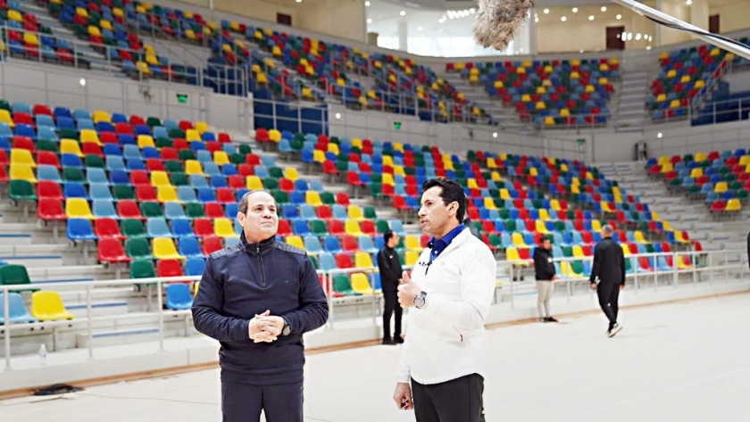 الرئيس «السيسى» ووزير الرياضة خلال تفقد الصالة المغطاة