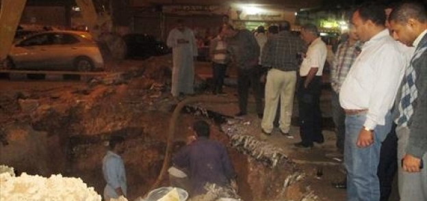 محافظ سوهاج يشرف علي إصلاح ماسورة صرف صحي أمام مستشفى الهلال