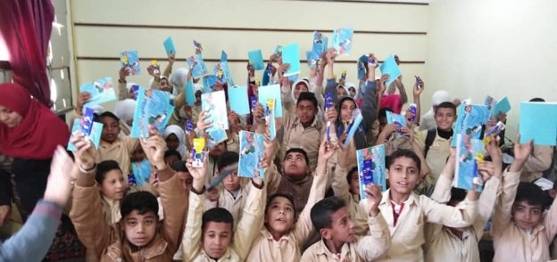 "مياه الفيوم" توزع  240 ألف كتاب تلوين وعلبة ألوان على تلاميذ المدارس