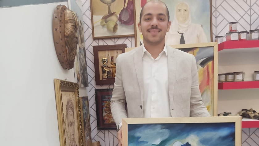 عبد الرحمن يعرض لوحاته بمعرض بيت العرب