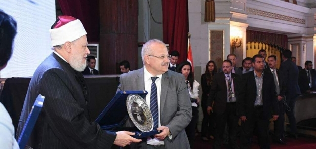 تكريم رئيس جامعة القاهرة