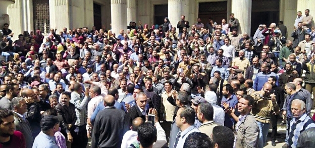 احتجاجات موظي المصرية للاتصالات الاحد 13مارس ضد خفض شهور الارباح