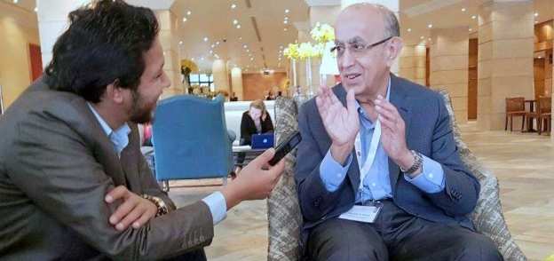 الدكتور عبد اللطيف الحمد مدير الصندوق العربي خلال حواره مع الوطن