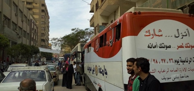 رؤساء اتحاد الطلاب فى لجان الانتخابات بحافلات الجامعة "عايزين نبنيها"