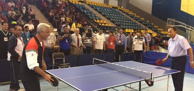 رئيس جامعة المنوفية يواجه نائبه في مباراة إستعراضية لتنس الطاولة